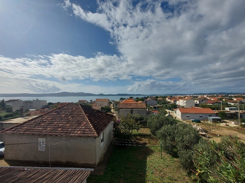 Aussicht von der oberen Terrasse auf die umliegende Landschaft, ein Schlüsselfeature für Häuser zum Kauf in Kroatien.