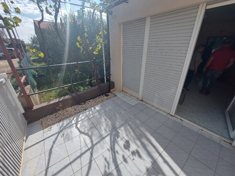 Überdachte Terrasse eines Hauses in Sukosan, ideal für Käufer, die eine Immobilie in Kroatien suchen.