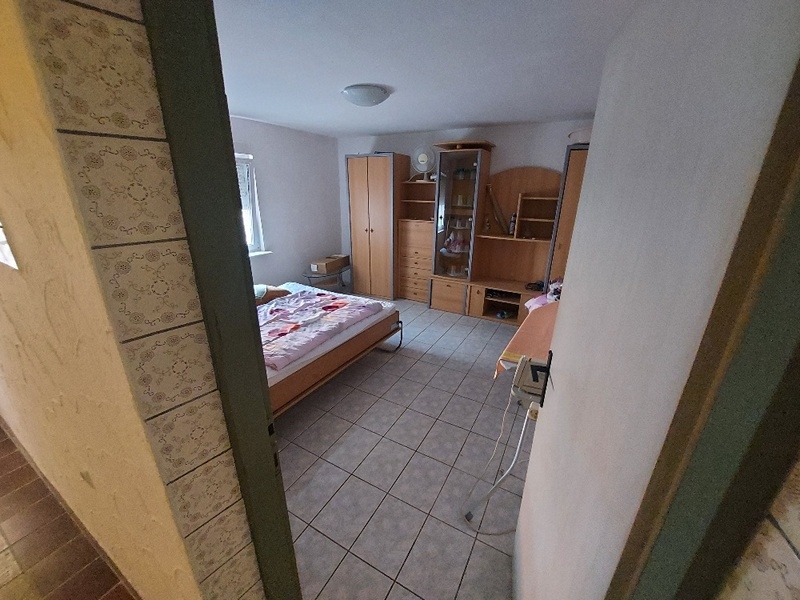 Innenansicht eines Schlafzimmers in einem zum Verkauf stehenden Haus in Sukosan, Kroatien.