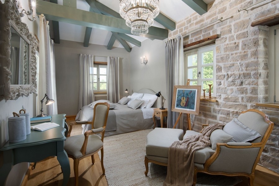 Stilvolles Schlafzimmer in einer kroatischen Villa mit rustikalem Charme und modernen Elementen, ideal für entspannte Wohnatmosphäre
