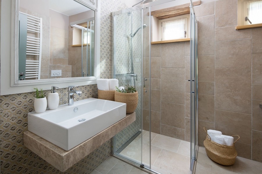 Elegantes Badezimmer mit modernen Annehmlichkeiten und natürlichen Materialien in einer zum Verkauf stehenden Luxusvilla in Kroatien