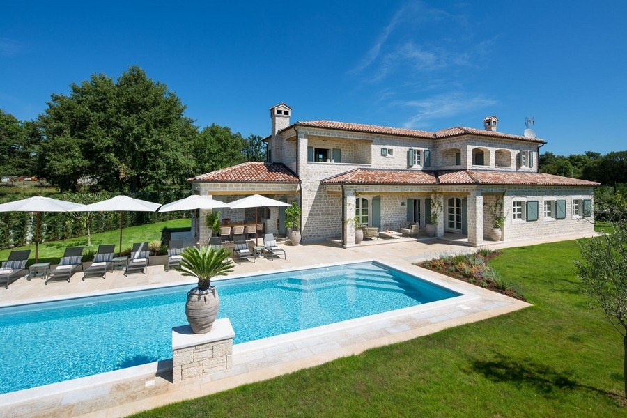 Elegante Villa mit großem Swimmingpool und Sonnendeck in idyllischer Lage in Kroatien, perfekt für anspruchsvolle Käufer