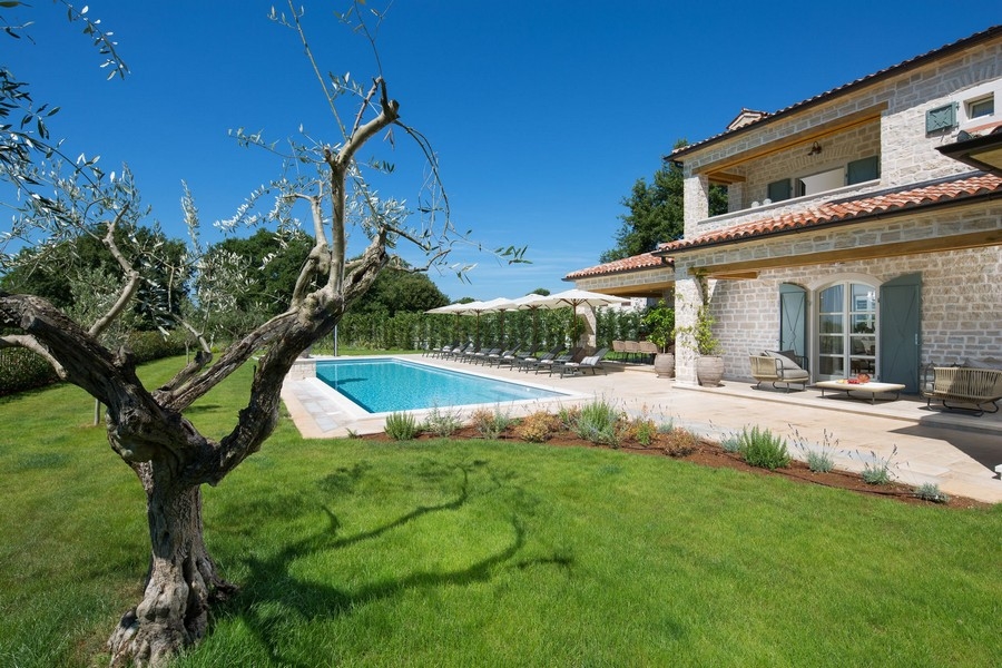 Charmante Villa mit Pool und gepflegtem Garten in Kroatien, ein Traumhaus für den gehobenen Geschmack