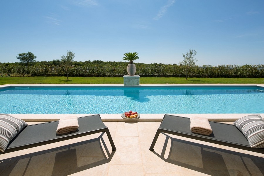 Entspannungsbereich am Pool einer luxuriösen Villa in Kroatien, umgeben von Natur und Ruhe
