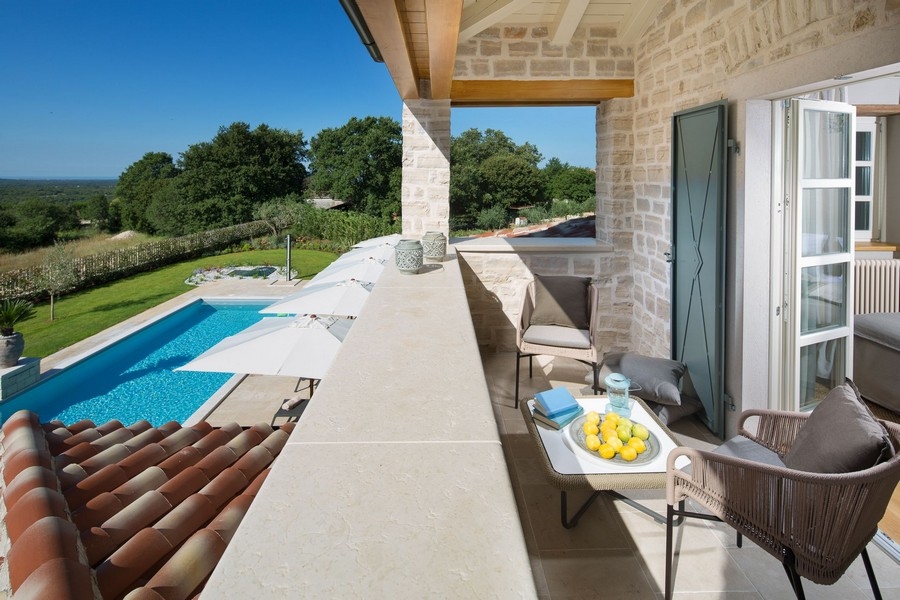 Balkonblick auf einen verlockenden Poolbereich, Teil einer prächtigen Villa zum Verkauf in Kroatien