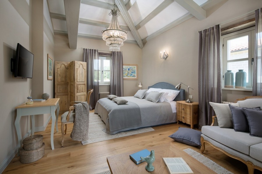 Geräumiges Schlafzimmer mit Sitzbereich, elegantem Interieur und Holzboden in einer kroatischen Villa