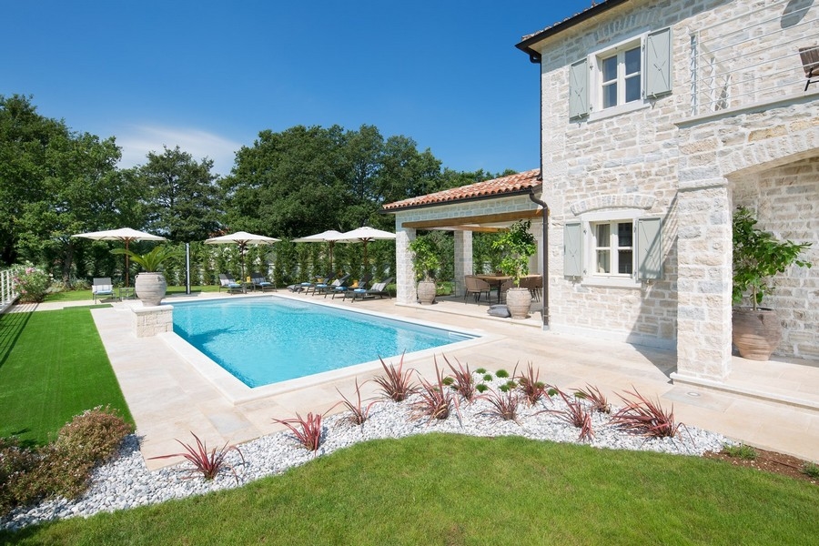 Elegantes Anwesen in Kroatien mit Swimmingpool, gepflegtem Rasen und dekorativen Sträuchern