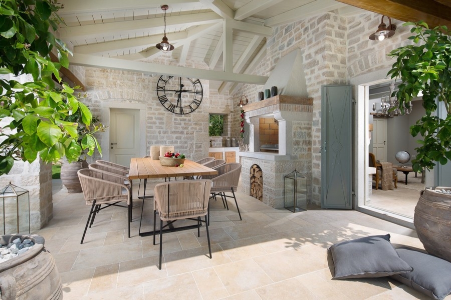 Gemütliche Terrasse mit Außenküche und Steinwänden in einer Villa in Kroatien.