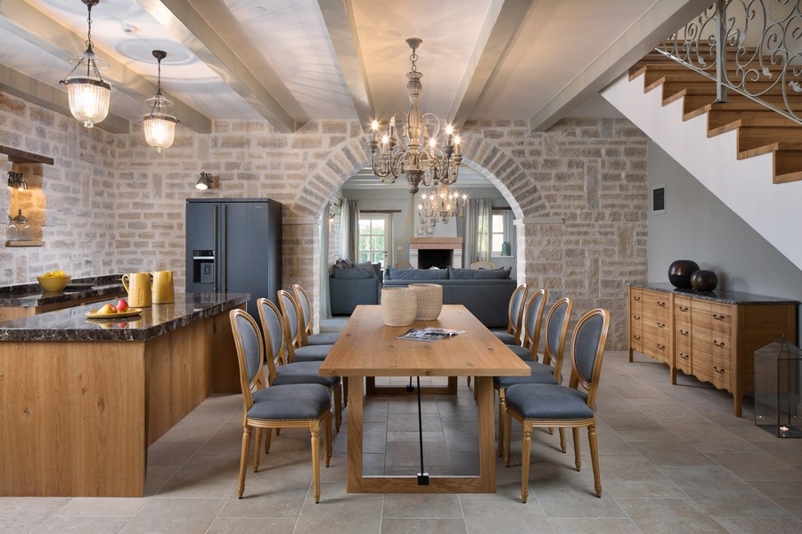 Offener Wohn- und Essbereich mit Holztisch und eleganten Leuchten in einer kroatischen Villa.