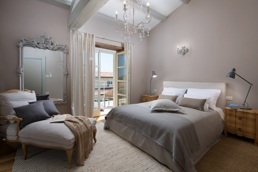Geschmackvoll eingerichtetes Schlafzimmer mit großem Bett und Spiegel in einer Villa in Kroatien.