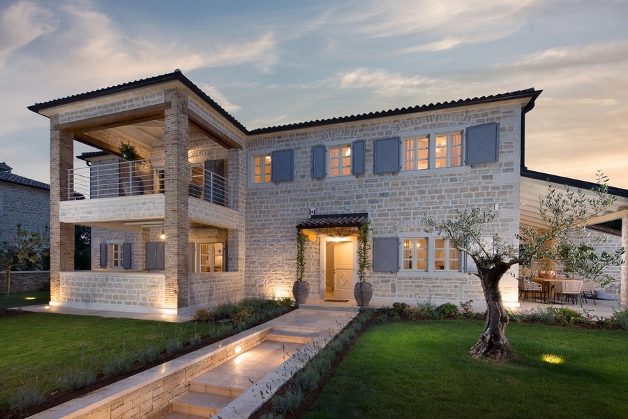 Luxusvilla mit beleuchteter Fassade in Abenddaemmerung in Kanfanar
