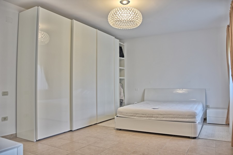 Minimalistisches Schlafzimmer in einem Haus in Istrien am Meer zum Kauf.