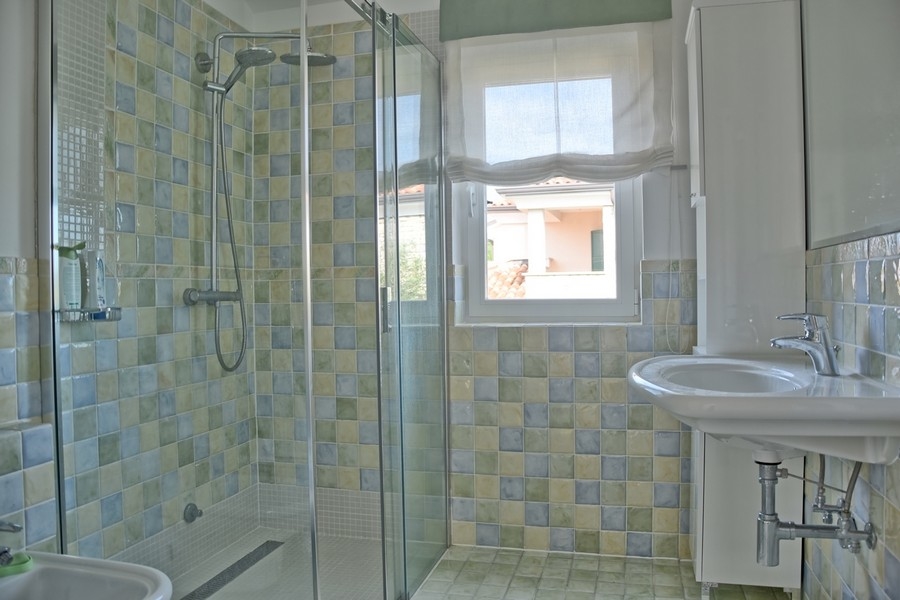 Modernes Badezimmer mit Dusche in einem zum Verkauf stehenden Haus in Istrien.