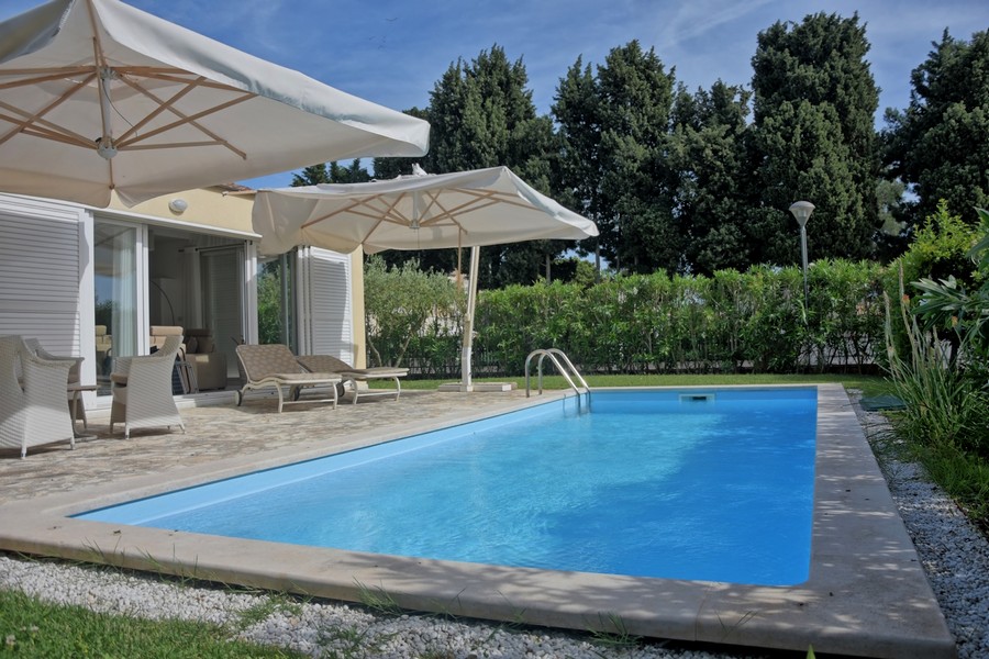 Elegante Villa zum Verkauf in Istrien mit Swimmingpool und Sonnenschirmen