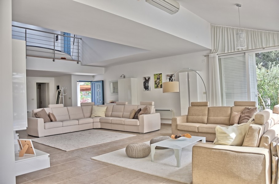 Geräumiges und helles Wohnzimmer des Hauses in Istrien nahe dem Meer.