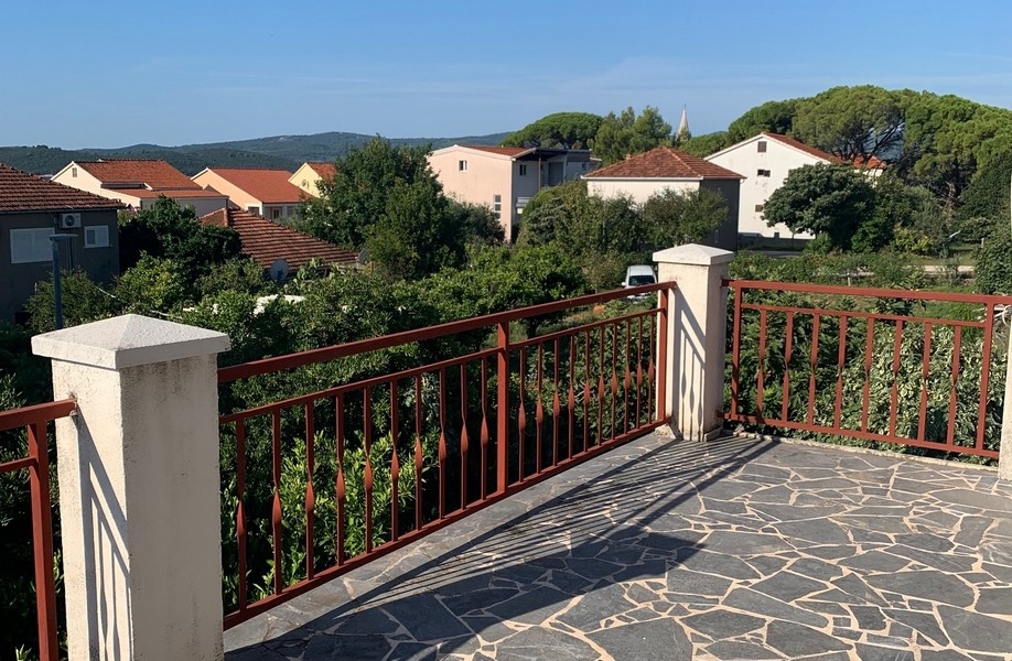 Terrasse mit Meerblick und rot-weißem Geländer des Hauses in Kroatien