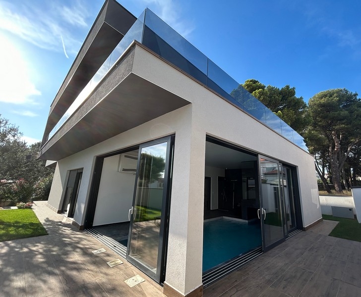 Immobilien Kroatien, Haus kaufen Kroatien - Panorama Scouting, moderne Villa mit Glaswänden und Pool
