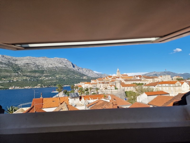 Blick auf die Altstadt von Korcula vom Haus H3533 das dort zum Kauf steht.