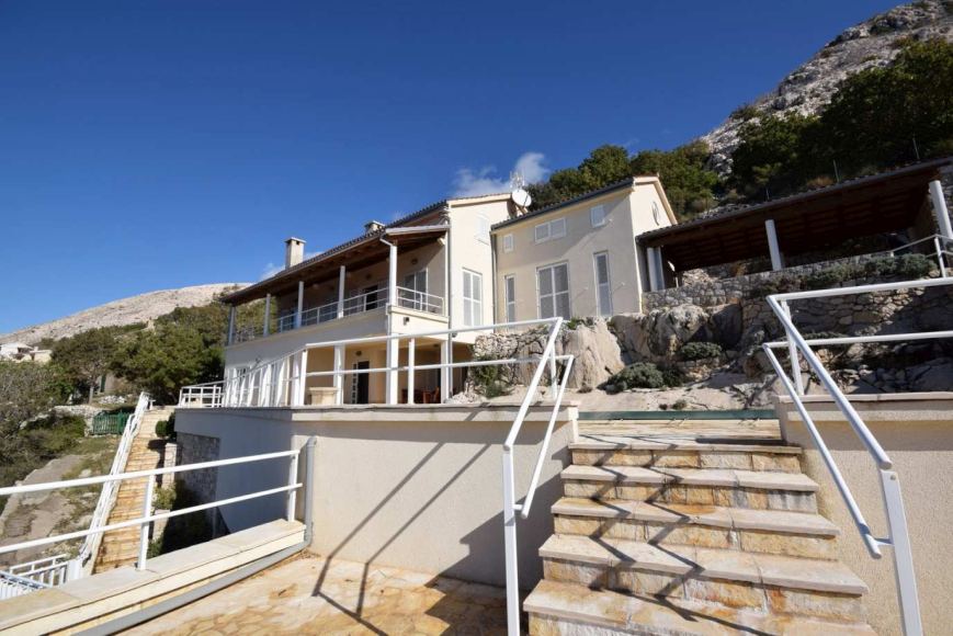 Frontansicht der Villa, welche auf der Insel Krk im Norden Kroatiens zu kaufen ist.