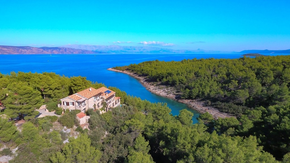Steinhaus mit Pool in einer Bucht auf der Insel Hvar