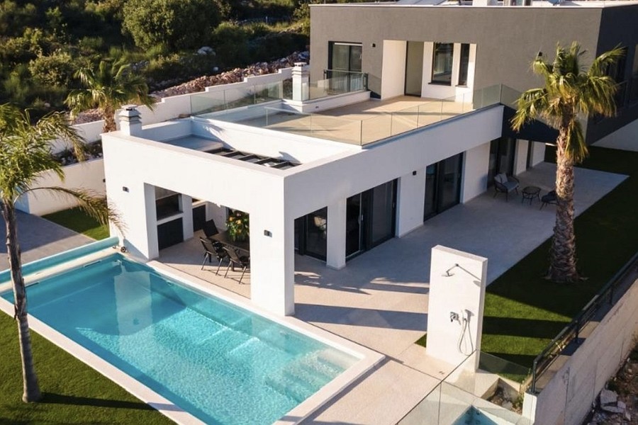 Neubauvilla mit Pool und Garten in Vinisce bei Trogir