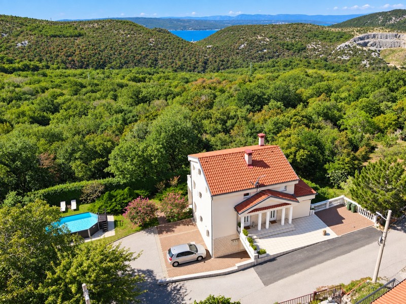 Haus mit drei Wohnungen, Pool und Garten bei Crikvenica