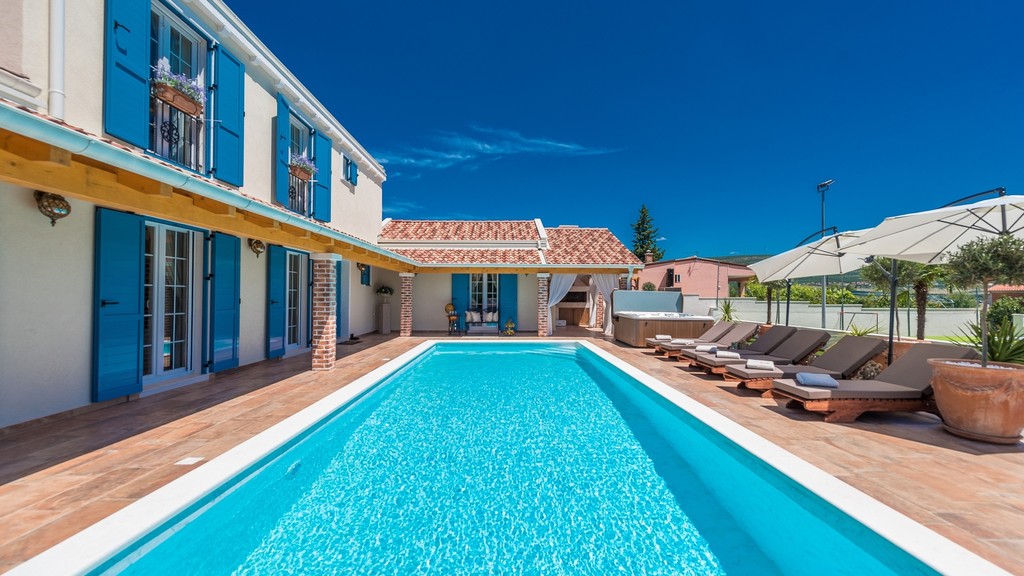 Villa mit langem Pool in Karin bei Zadar