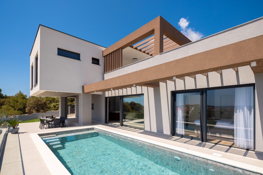 Villa mit Pool und Terrasse