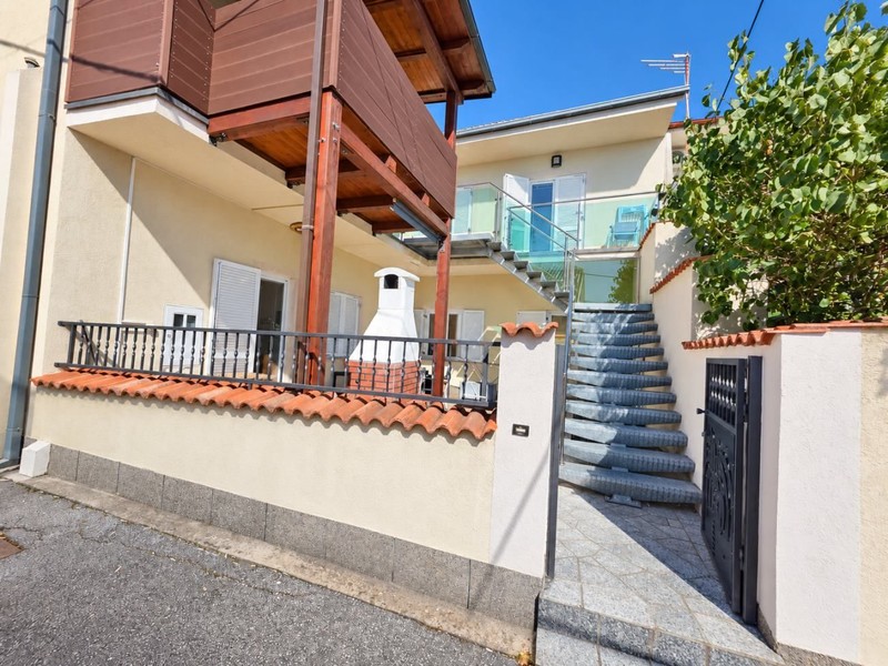 Wohnhaus mit Außentreppe und Balkon
