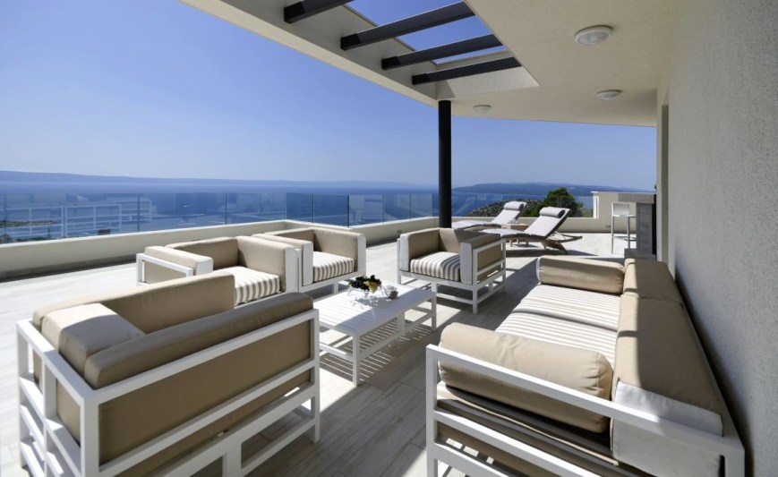 Die Villa zum Verkauf in Kroatien bietet einen Blick von der ausladenden Terrasse aufs Meer, Inseln und Gebirge. Panorama Scouting - Immobilienmakler Kroatien 