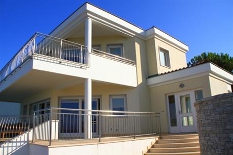 Das ist die Villa am Meer zum Verkauf in Istrien - im Gebiet einer Kempinski-Residenz
