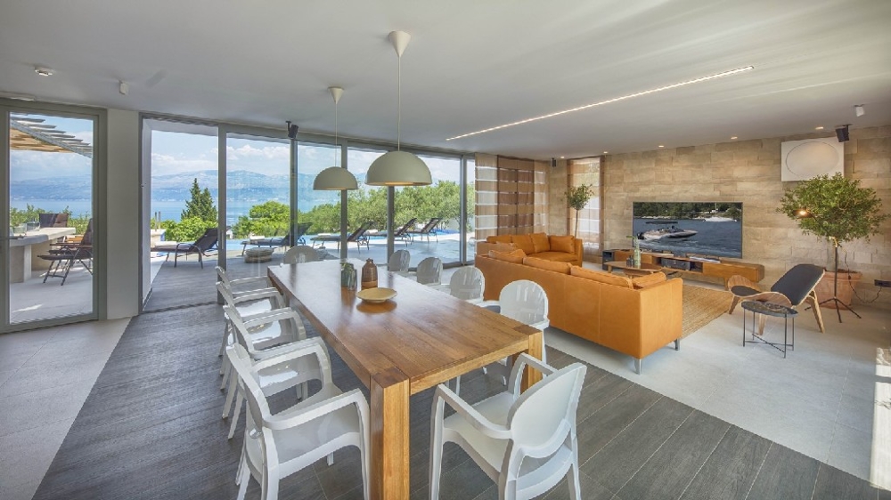 Küche und Essbereich dieser modernen Luxusvilla in Kroatien, Insel Brac.