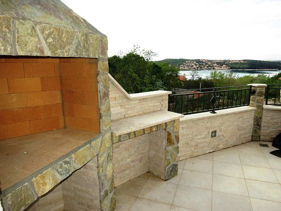 Auch die Terrasse wurde mit Liebe zum Detail erbaut - Immobilien Kroatien - Panorama Scouting.
