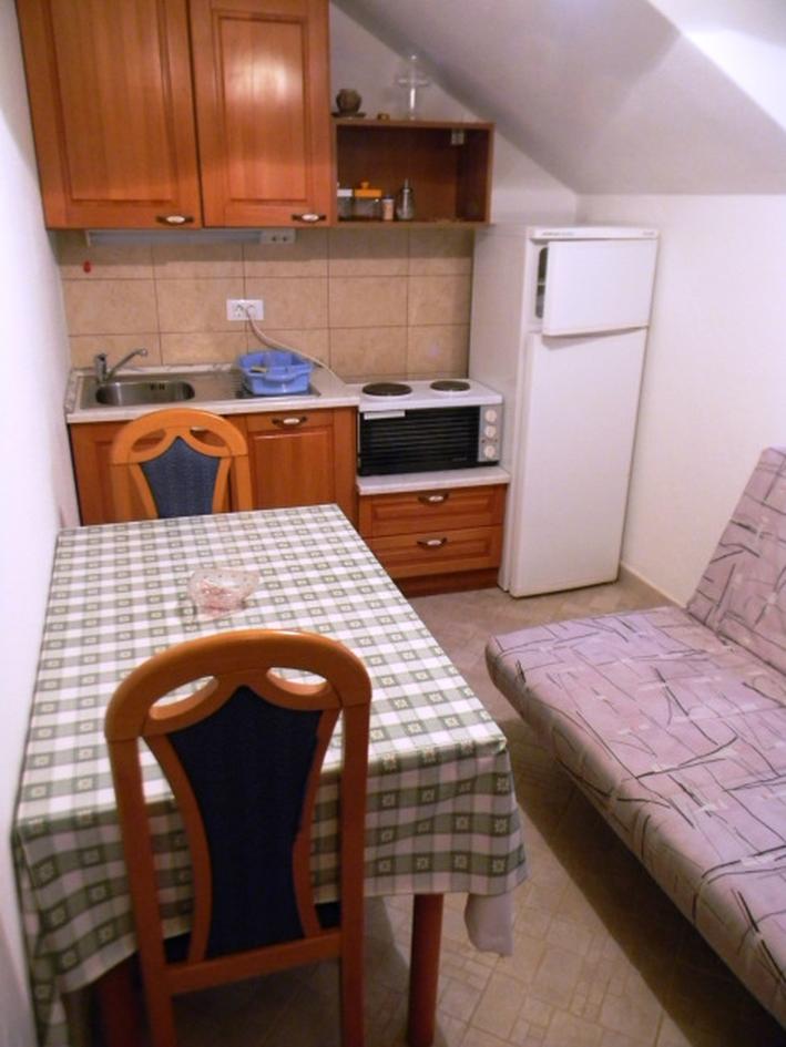 Küche und Essbereich in einem der beiden kleinen Apartments des Steinhauses H523 auf Brac.