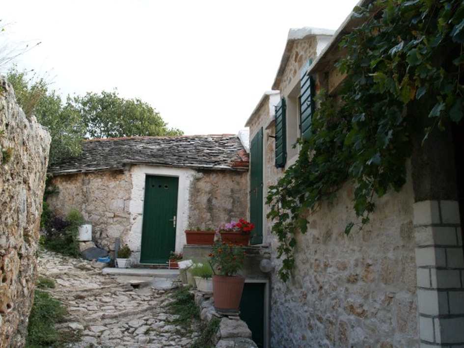 Innenhof des Steinhauses H523 in Kroatien, Insel Brac.