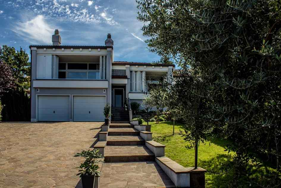 Einfahrt der Villa mit zwei Garagen, welche auf der Insel Krk zum Verkauf steht.
