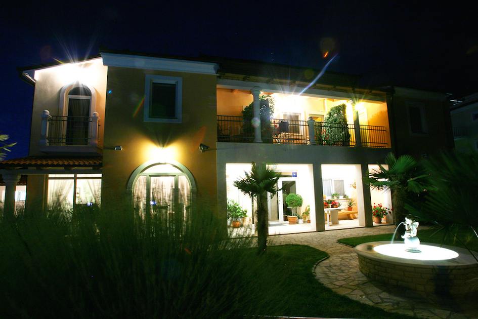 Impressionen der Villa H557 bei Nacht - Immobilien Kroatien - Panorama Scouting.