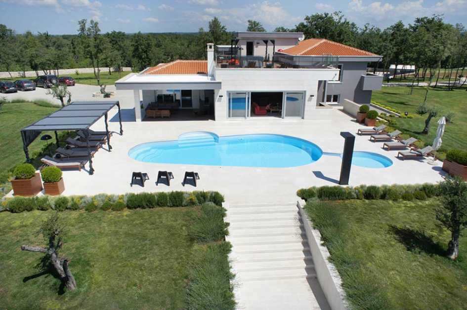Die Frontalansicht der Villa in Istrien mit Privatsphäre, die zu verkaufen ist.