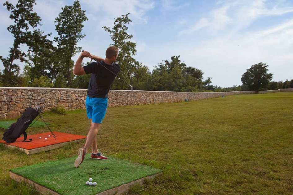 Die Villa zum Verkauf in Kroatien hat eine Golf-