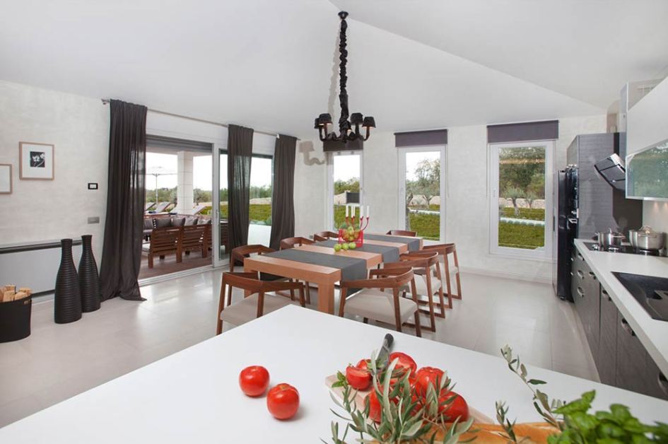 Esszimmer und eine der mehreren Innenküchen der Villa zum Verkauf in Istrien.