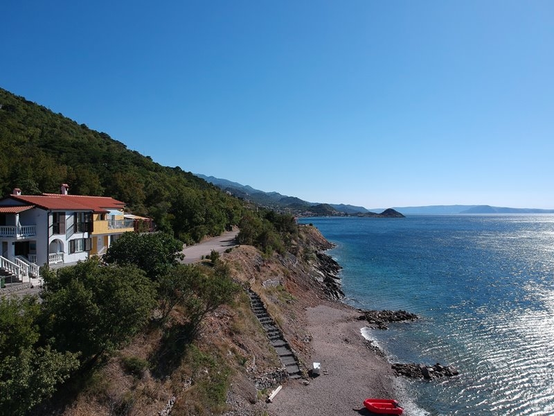 Das Haus direkt am Meer zum Verkauf in Kroatien, vom Meer aus gesehen. Immobilien am Meer Kroatien