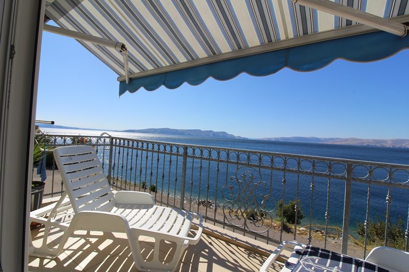 Der Meerblick vom Haus direkt am Meer in Kroatien, das zu kaufen ist. Immobilien direkt am Meer - Panorama Scouting