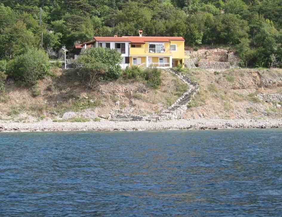 Eine der Küchen vom Haus am Meer in Kroatien, das zum Verkauf steht