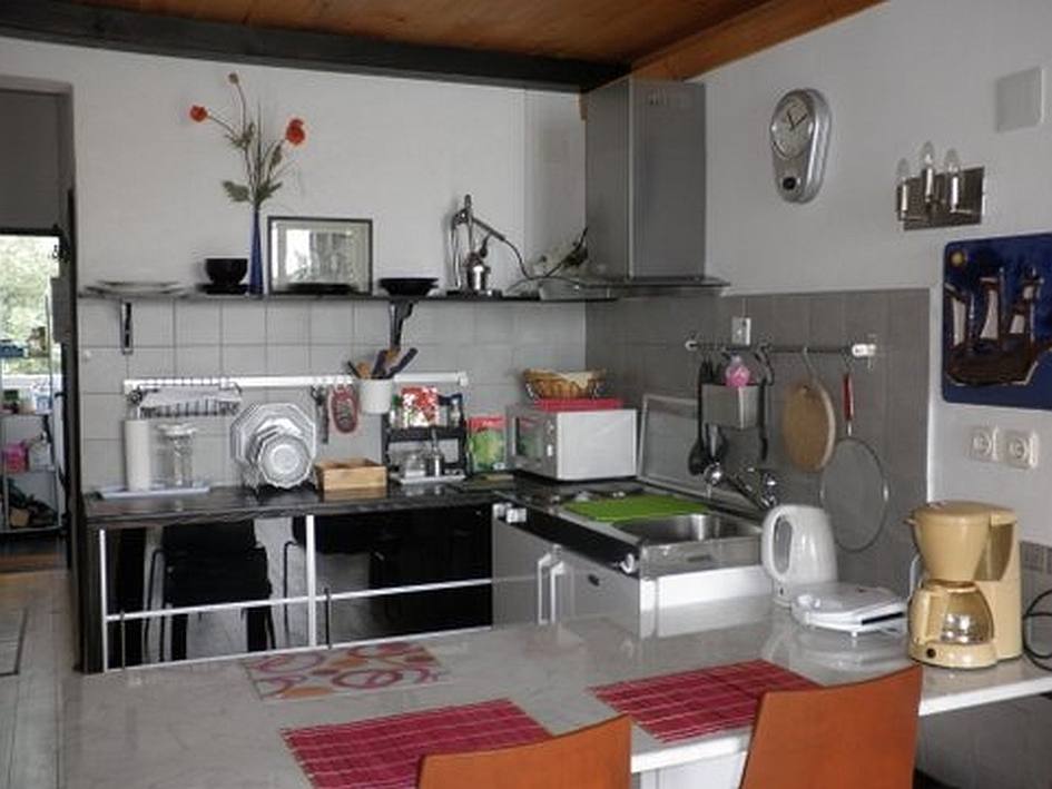 Der Essbereich mit Küche in einer der Wohnungen vom Haus am Meer in Kroatien, das man kaufen kann