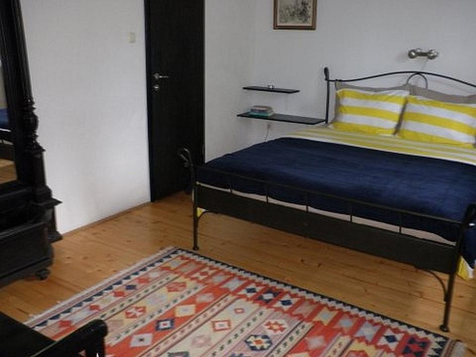 Eines der Schlafzimmer im haus zum Verkauf mit Meerblick in Kroatien, das zum Verkauf steht