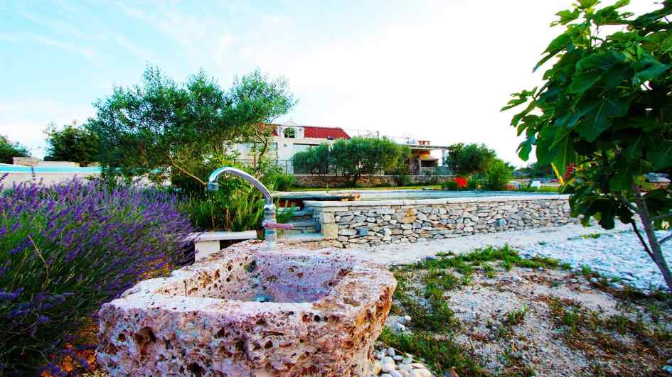 Villa mit großem Grundstück und Swimmingpool in Kroatien auf der Insel Brac zum Verkauf.