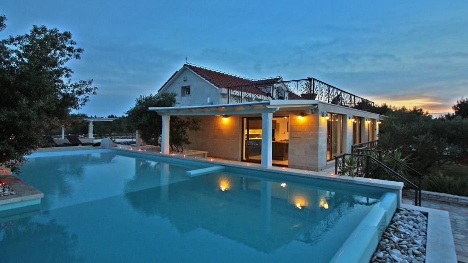Immobilie in Kroatien auf der Insel Brac kaufen - Luxusvilla mit großem Grundstück.