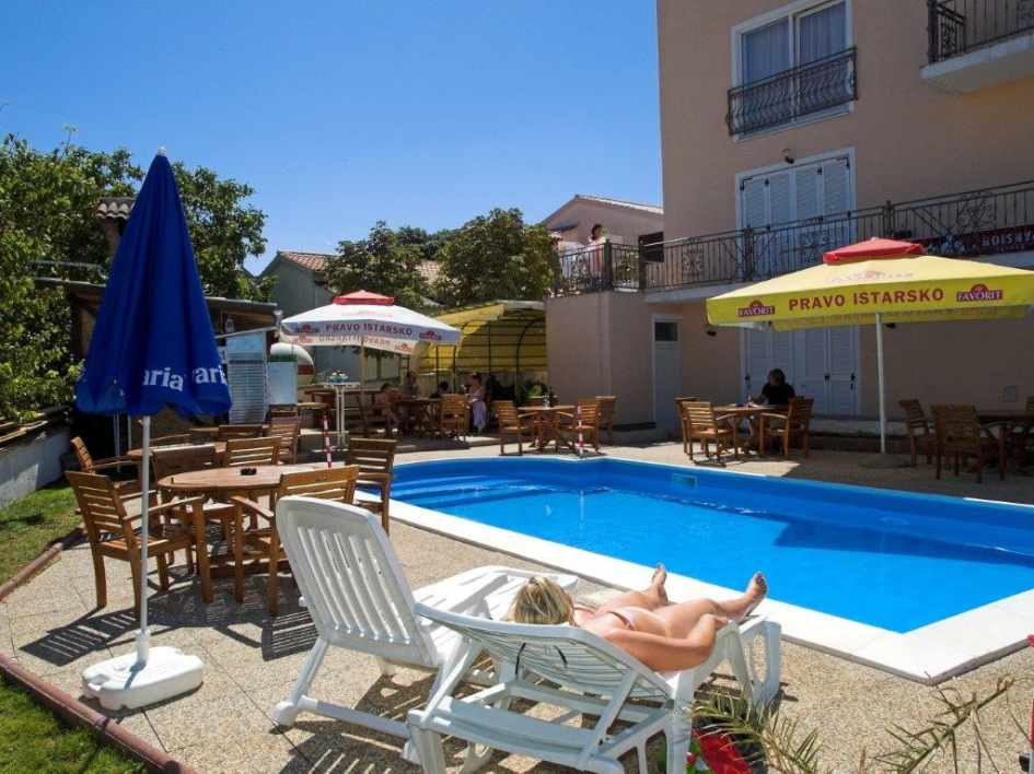 Der Außenpool der Pension zum Verkauf in Kroatien bietet Platz zu Sonne und Entspannen