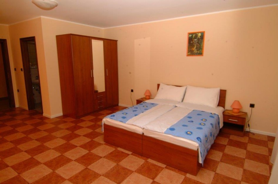 Eines der großzügigen Zimmer der Hotelpension mit Meerblick zum Verkauf in Kroatien, Istrien