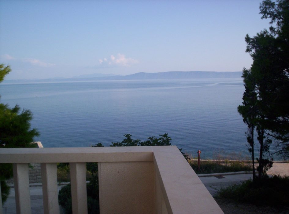 Wunderschöne Ausblicke aufs Meer bieten die Terrassen der Hotel-Villa zum Verkauf auf Brac in Dalmatien